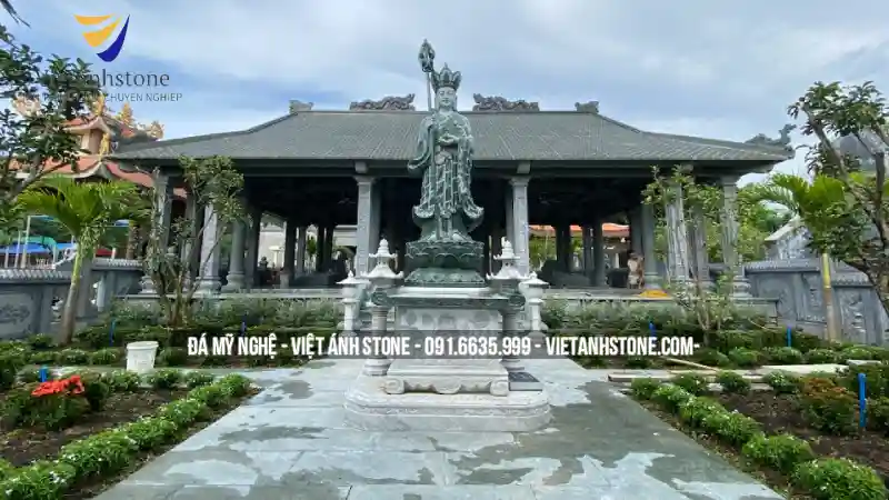 Ưu điểm lớn nhất của nhà đá là độ bền cao, tính thẩm mỹ cổ kính và giá trị tâm linh sâu sắc.