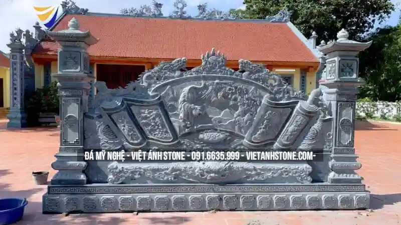 Cuốn thư thường chạm chữ Hán, hoa sen hoặc rồng chầu.