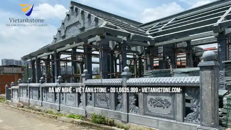 Thông thường, nhà đá nguyên khối có chi phí cao hơn nhà xây vật liệu thông thường, nhưng đổi lại là độ bền và giá trị sử dụng lâu dài.