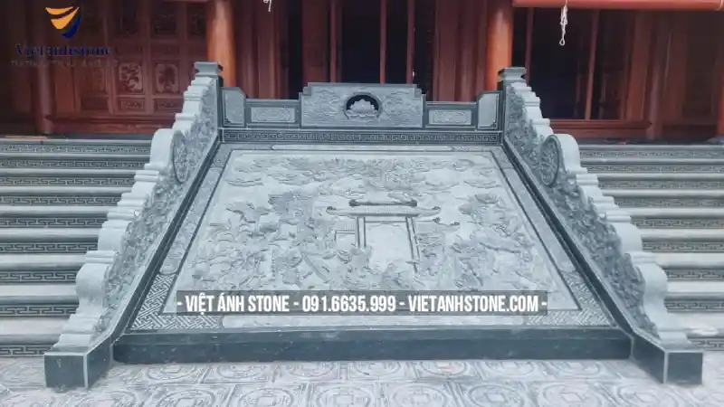 Chiếu rồng đá là điểm nhấn giúp nhà thờ họ bằng đá trở nên uy nghi hơn.