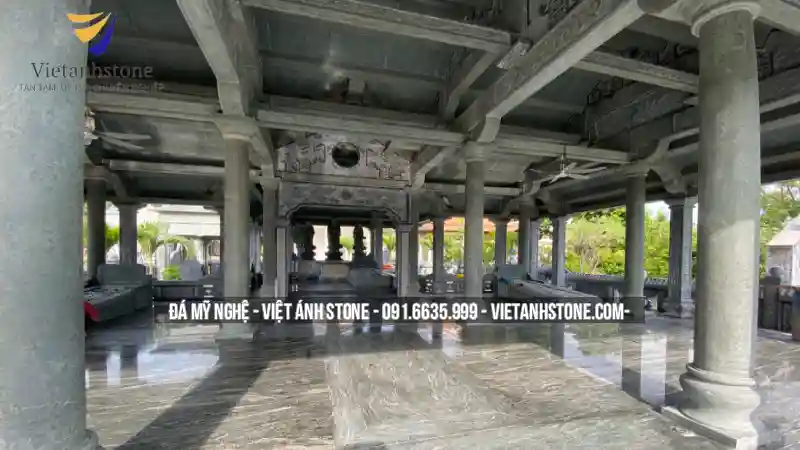 Bên trong gian thờ bố trí bàn thờ tổ tiên, án gian, hoành phi – câu đối và đồ thờ truyền thống.