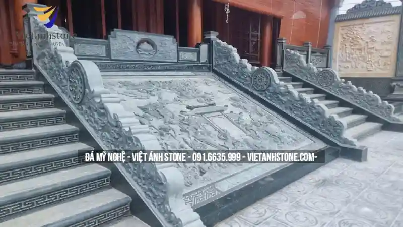 Đặt chính giữa bậc thềm, chạm khắc hình rồng hoặc hoa văn cổ, tạo điểm nhấn và tăng sự uy nghi cho nhà thờ xây bằng đá.