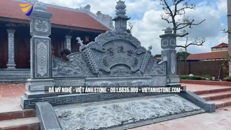 Cuốn thư đá (bình phong) đặt trước sân hoặc sau cổng có tác dụng chắn tà khí, giữ phong thủy.