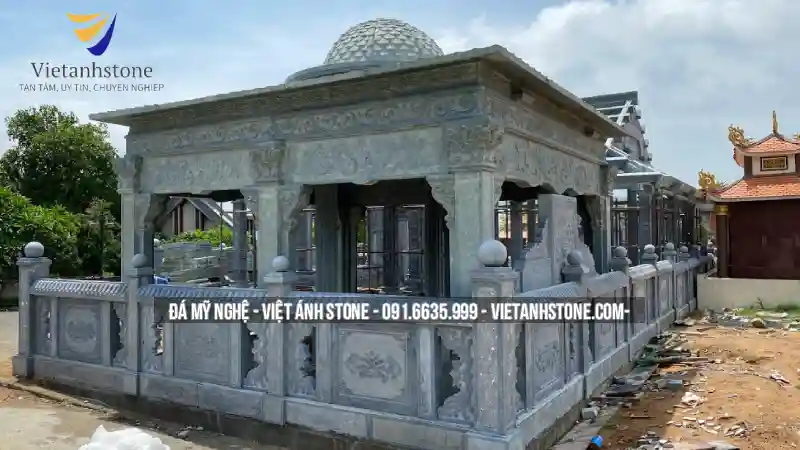 So với nhà xây bằng vật liệu thông thường, nhà thờ đá hầu như không cần sửa chữa, tiết kiệm chi phí lâu dài.