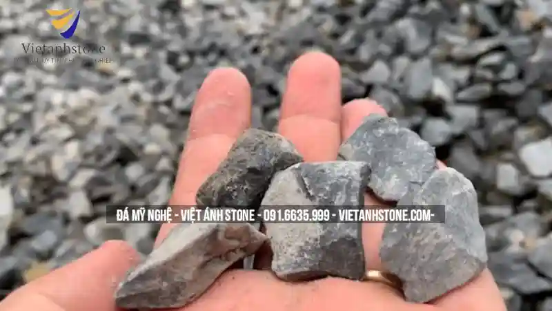 Đá 0x4 có giá thành thấp, dễ thi công, rất phổ biến trong xây dựng hạ tầng.