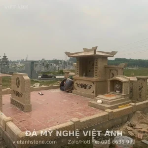 Khu lăng mộ đá granite vàng đang lắp đặt tại nghĩa trang
