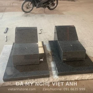 Hai mộ đá granite kiểu bia nghiêng màu xám và đen