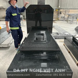 Thợ bên mộ đá granite đen tuyền bóng gương