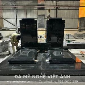 Mộ đôi đá granite đen tuyền đang hoàn thiện