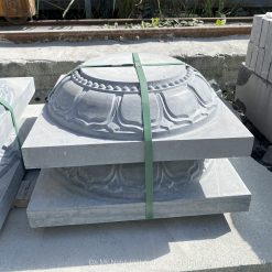 Một cặp chân tảng đá hoa sen đã đóng đai, chờ chở đi