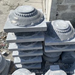 Chân tảng đá hoa sen đế vuông xếp chồng ở bãi xưởng làng đá Ninh Vân