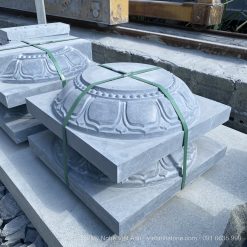 Hai chồng chân tảng đá hoa sen đục xong, đóng đai ở xưởng Ninh Vân