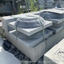 Chân tảng đá kê cột đóng đai từng cặp, xếp trên khối đá ở xưởng