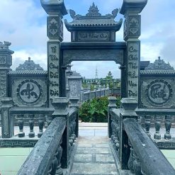 Cổng trụ đá ở lối vào khu lăng – VAS 14