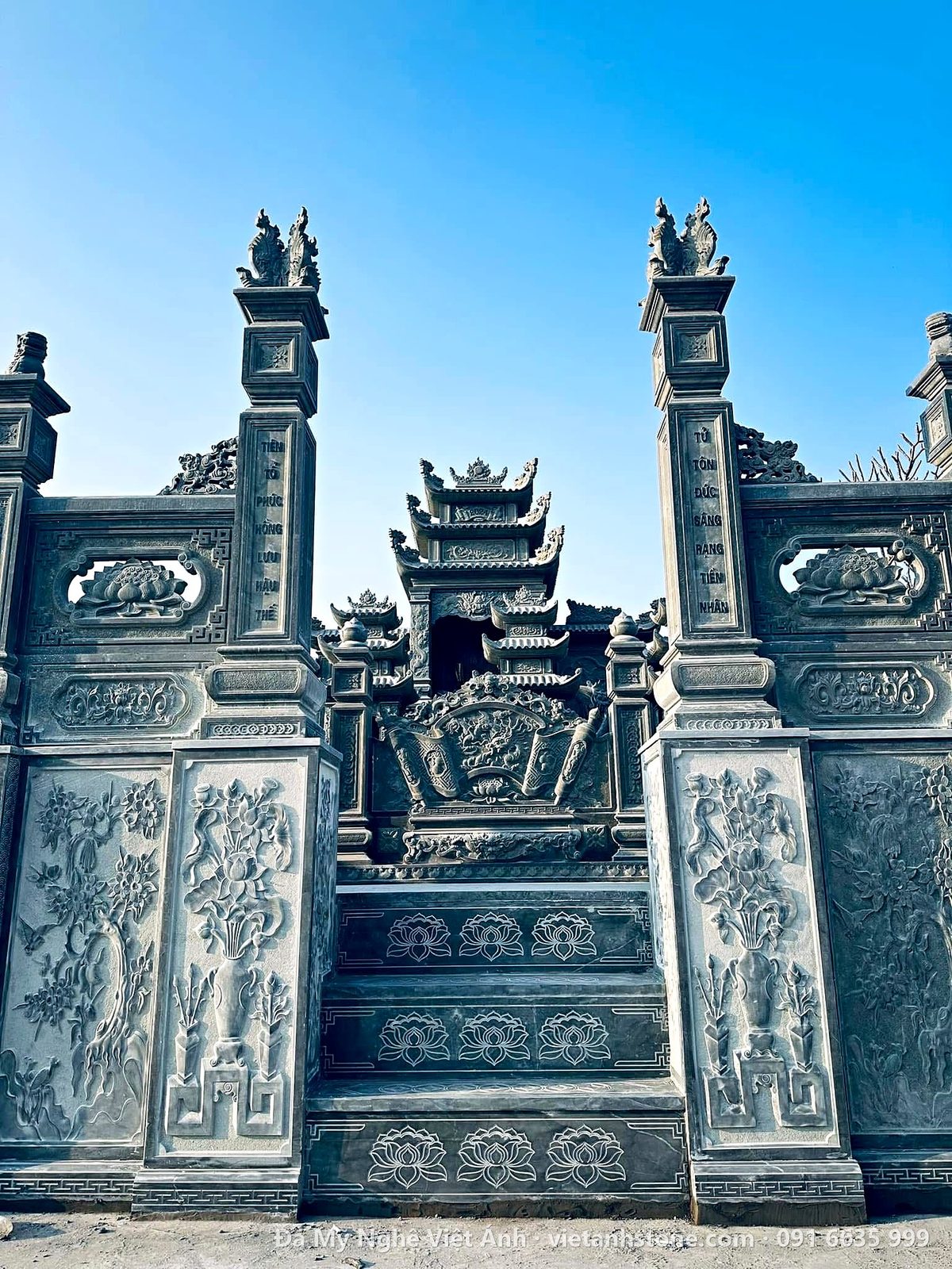 Cổng Tứ Trụ – VAS 13 Cổng tứ trụ đá chạm nổi, bậc lên khu lăng – VAS 13