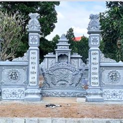Cổng tứ trụ đá, giữa có cuốn thư – VAS 11