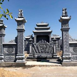 Cổng tứ trụ đá trước khu lăng mộ – VAS 12