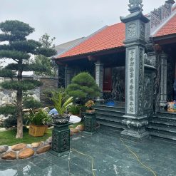 Cột đồng trụ đá bên bậc thềm nhà thờ họ – VAS 05
