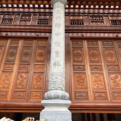 Cột tròn đá chạm câu đối trước hiên nhà gỗ – VAS 02